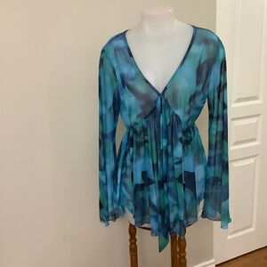 NEW Beautiful semi sheer top Medium